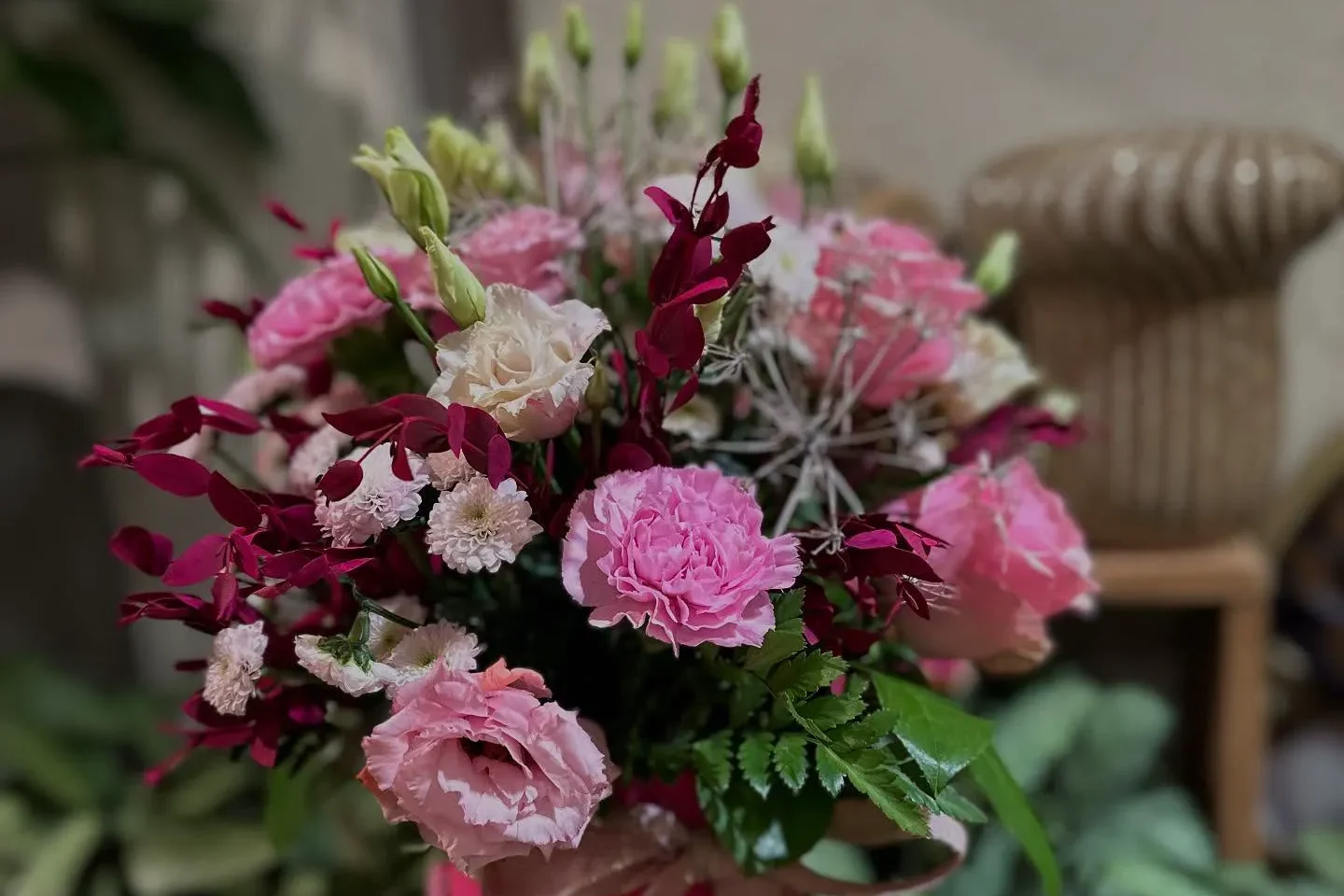 Bukiet kwiatów w domu zimą ustawiony z dala od źródeł ciepła