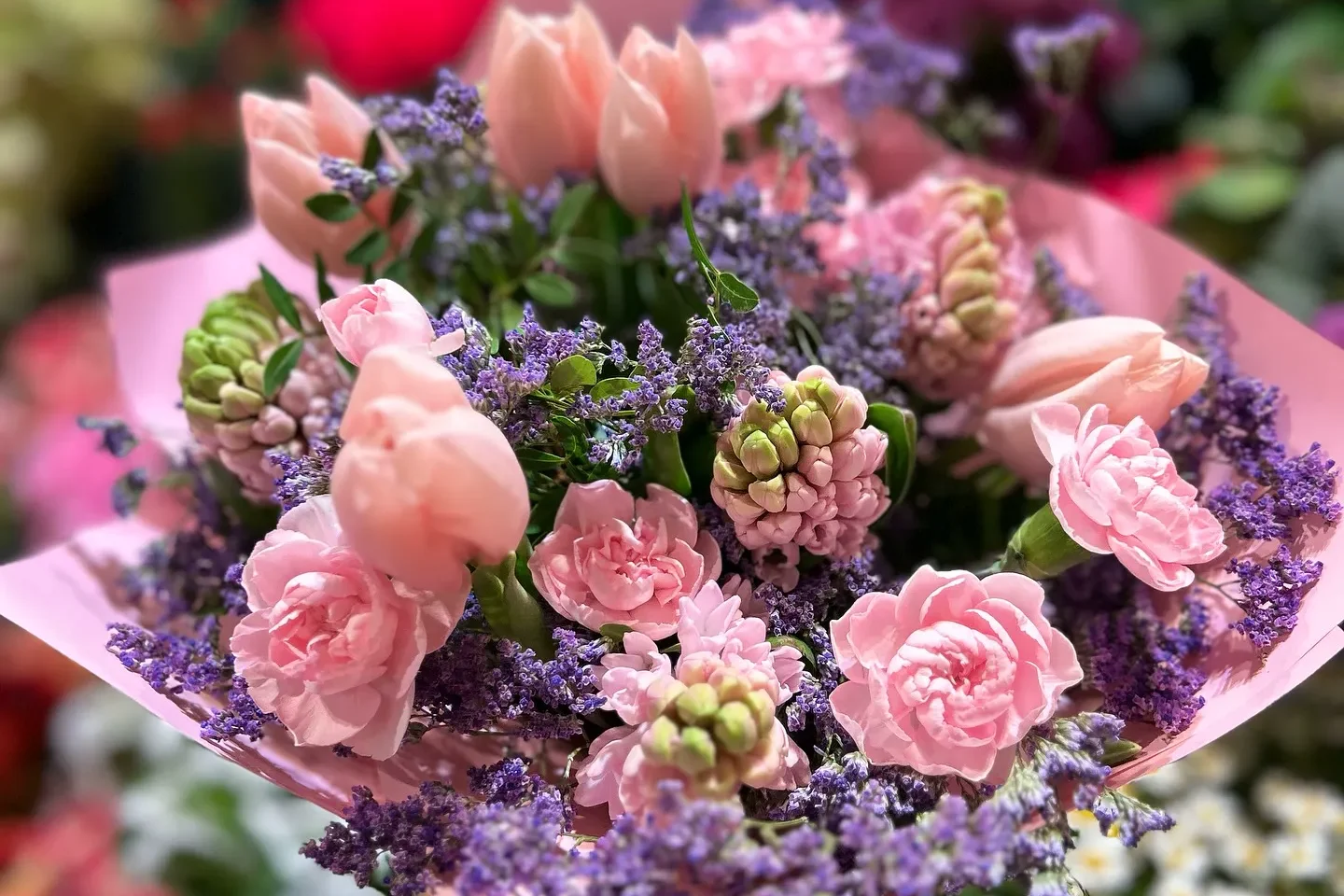 Bukiet kwiatów na Dzień Babci i Dziadka w tradycyjnej kompozycji