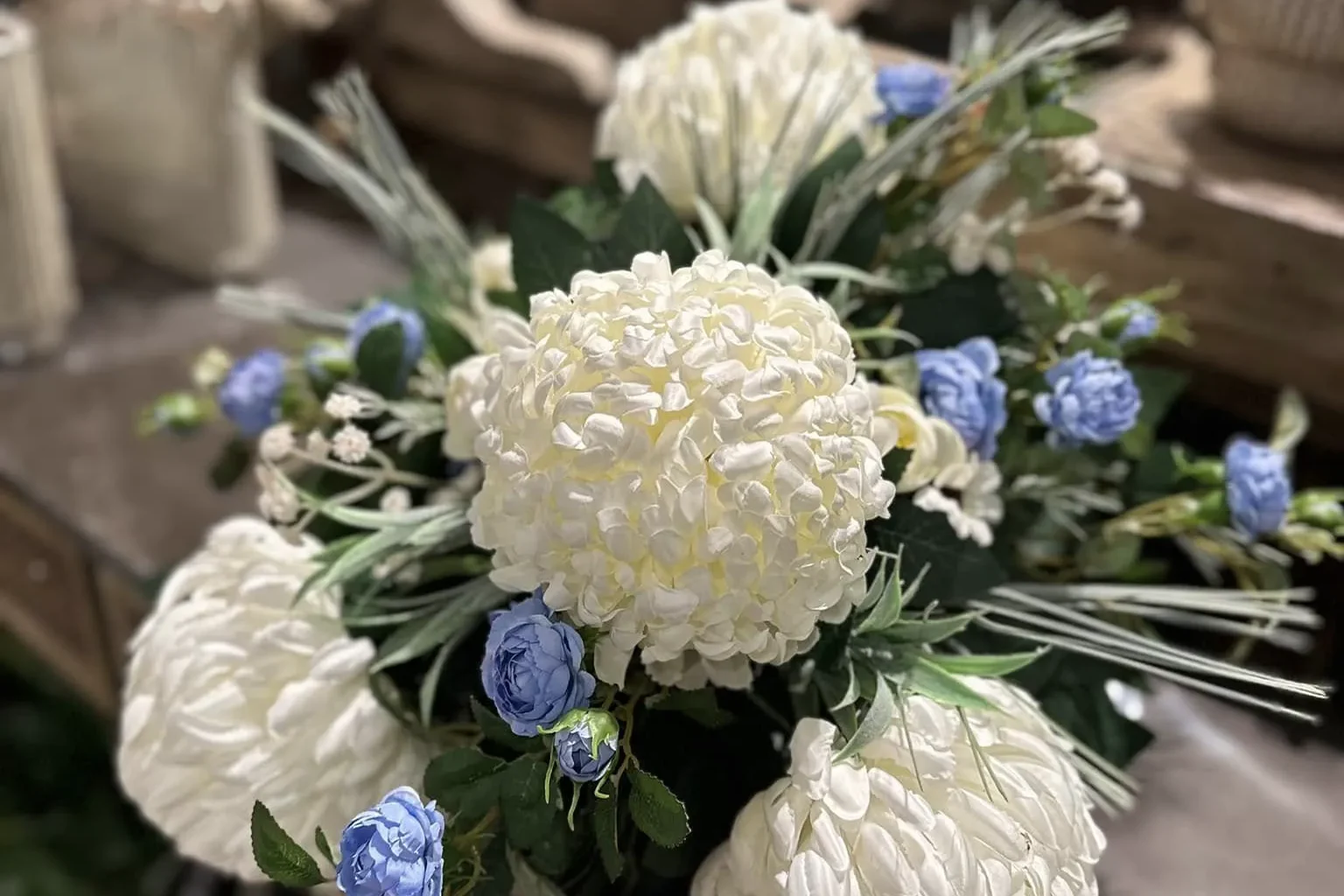 Zimowa aranżacja kwiatowa w jasnych kolorach jako element wystroju wnętrza