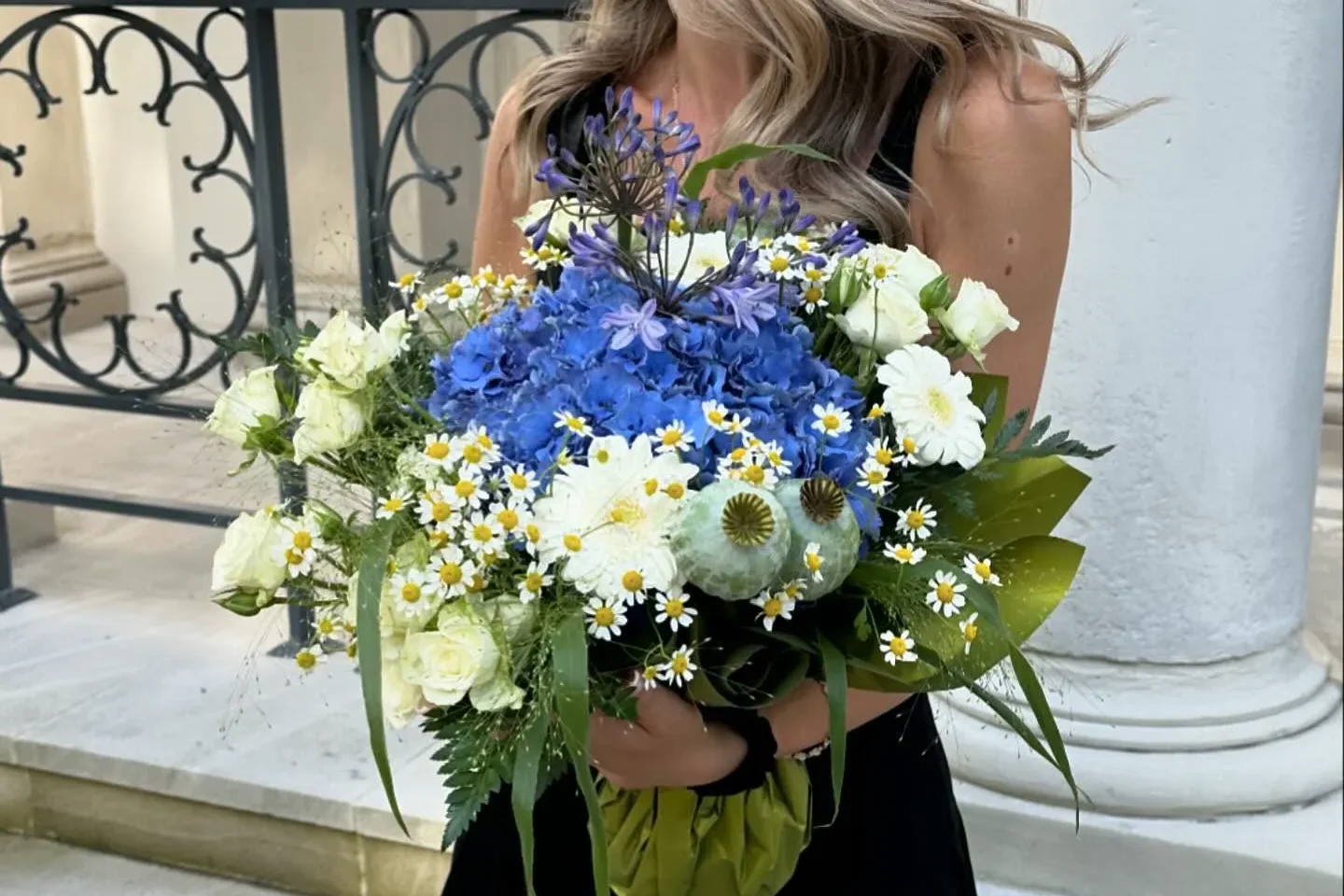 Bukiet w chłodnych odcieniach jako elegancki gest dla bliskiej osoby